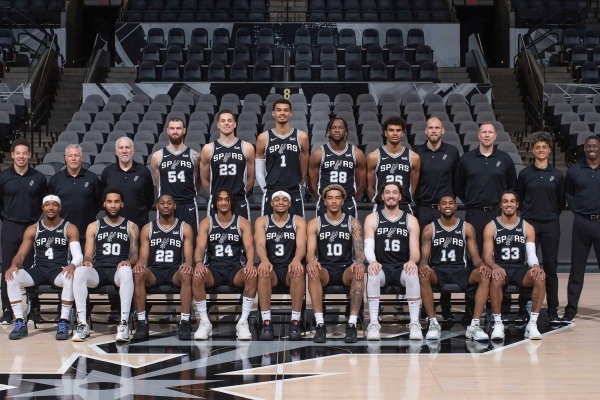 鹽湖城寒風擋不住黑馬奔騰？馬刺劍指七連勝，爵士殘陣難擋文班亞馬