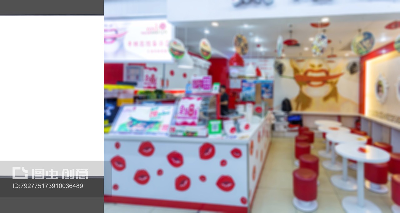 空白的燈箱廣告和模糊的商場專賣店內(nèi)景